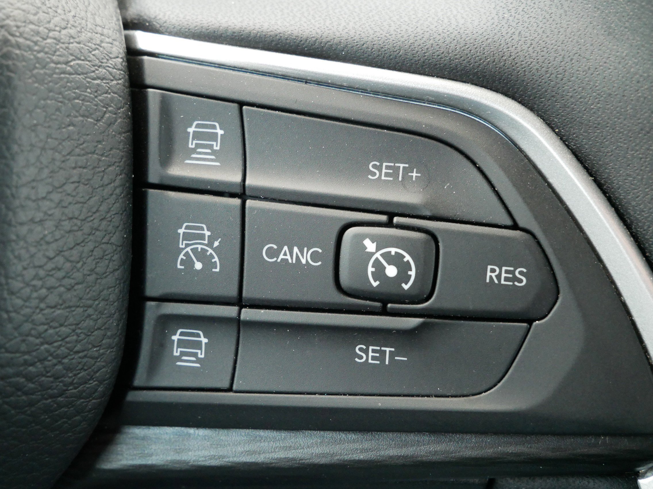 Used 2024 Diamond Black Crystal Pearlcoat Jeep Altitude image 21