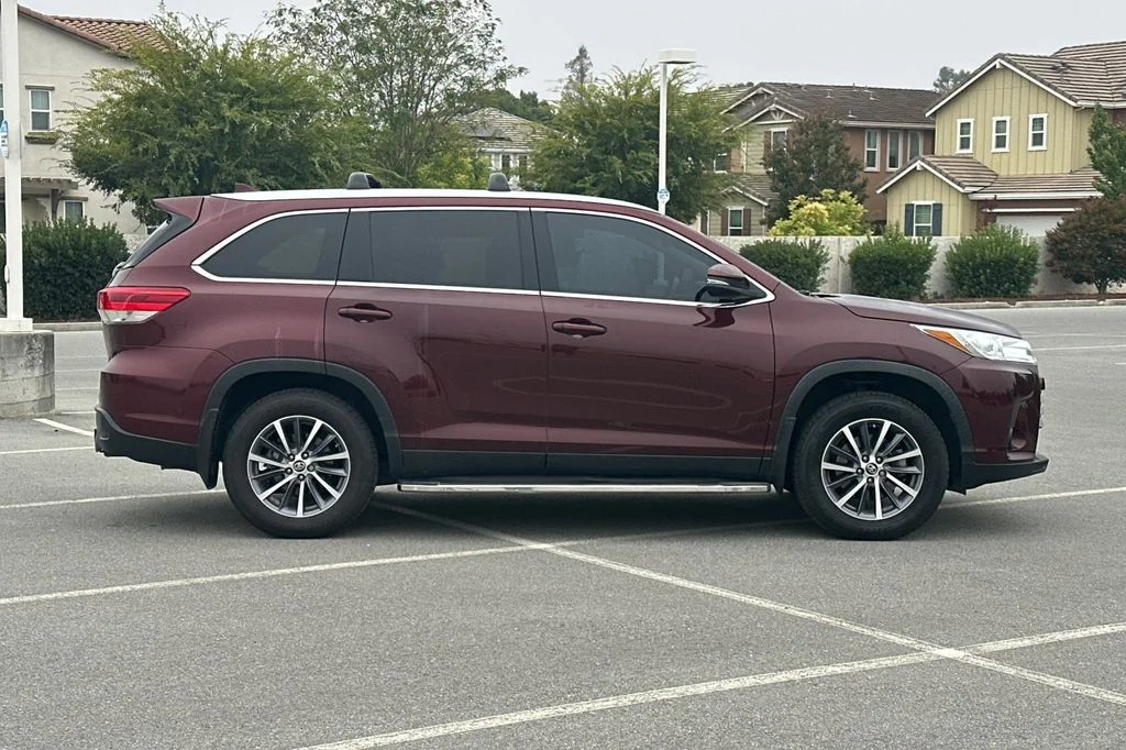 Used 2019 Ooh La La Rouge Mica Toyota XLE image 3