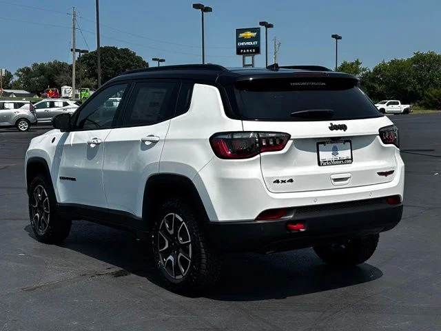 New 2026 Bright White Clear-Coat Exterior Paint Jeep Trailhawk image 5
