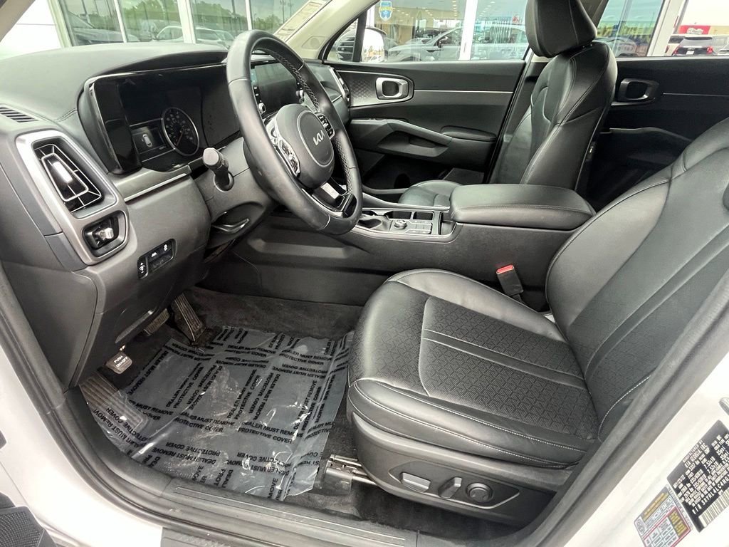 Used 2022 White Kia S image 23