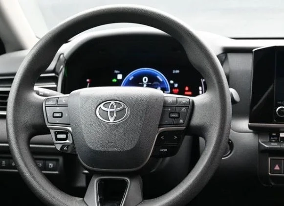 Used 2025 Silver Toyota LE image 4