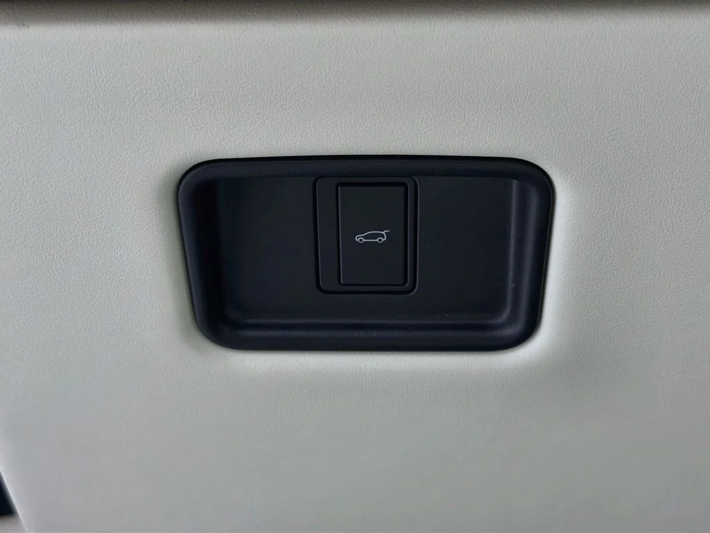 New 2026 Fuji White Land Rover SE image 10