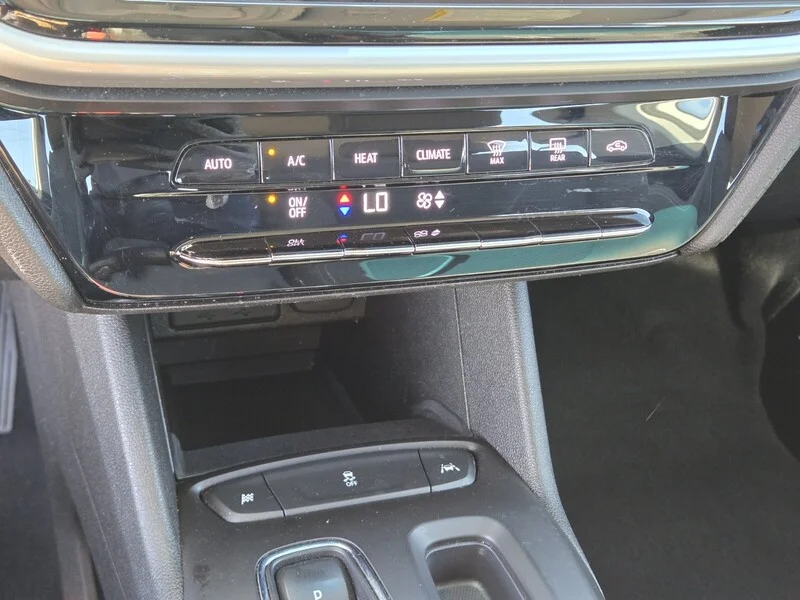 Used 2023 Summit White CHEVROLET 5DR WGN 1LT image 21