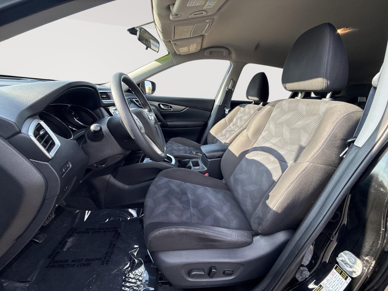 Used 2015 Super Black Nissan SV image 10