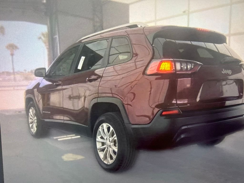 Used 2020 Red Jeep Latitude image 4