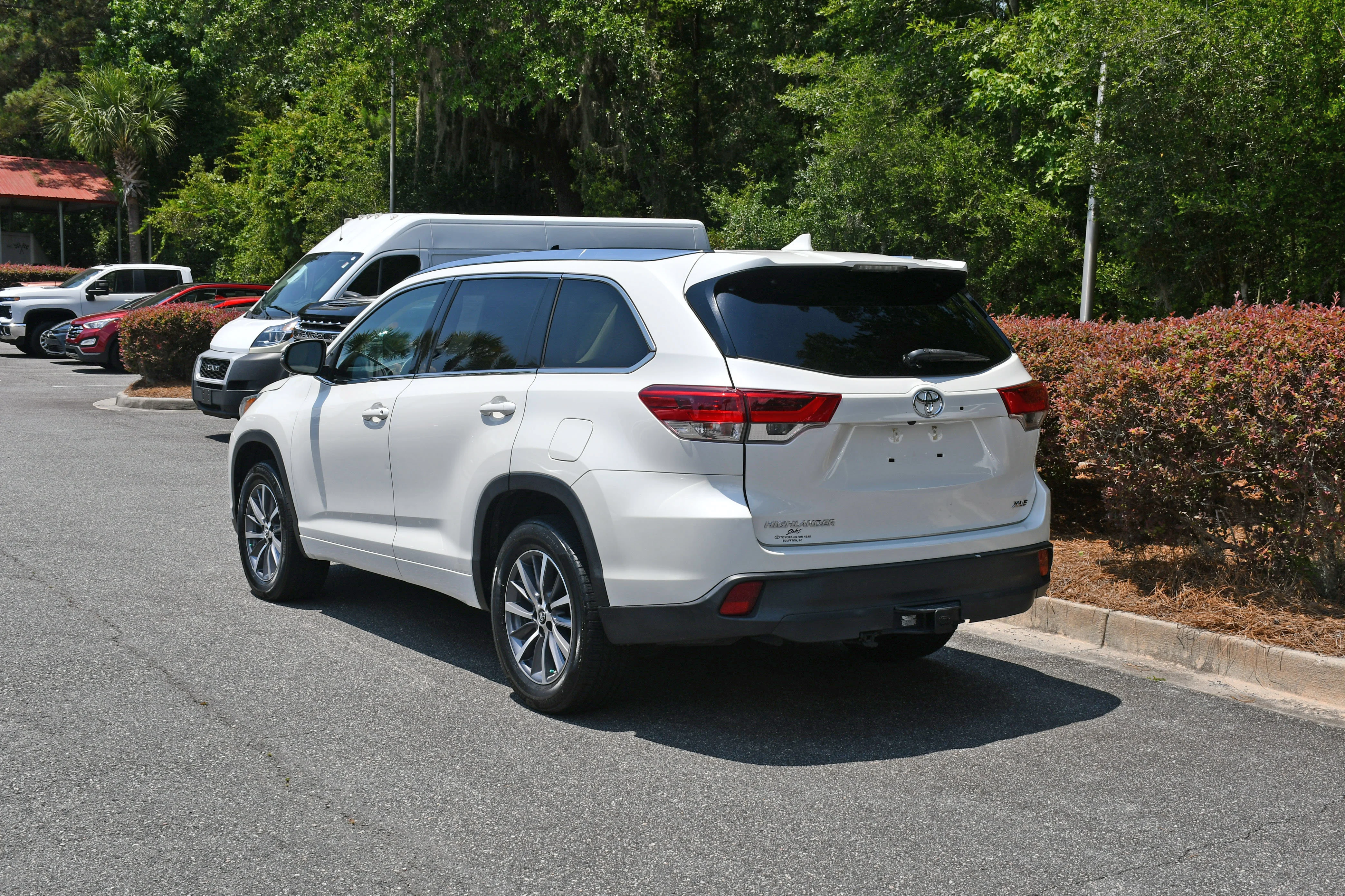 Used 2018 White Toyota XLE image 3