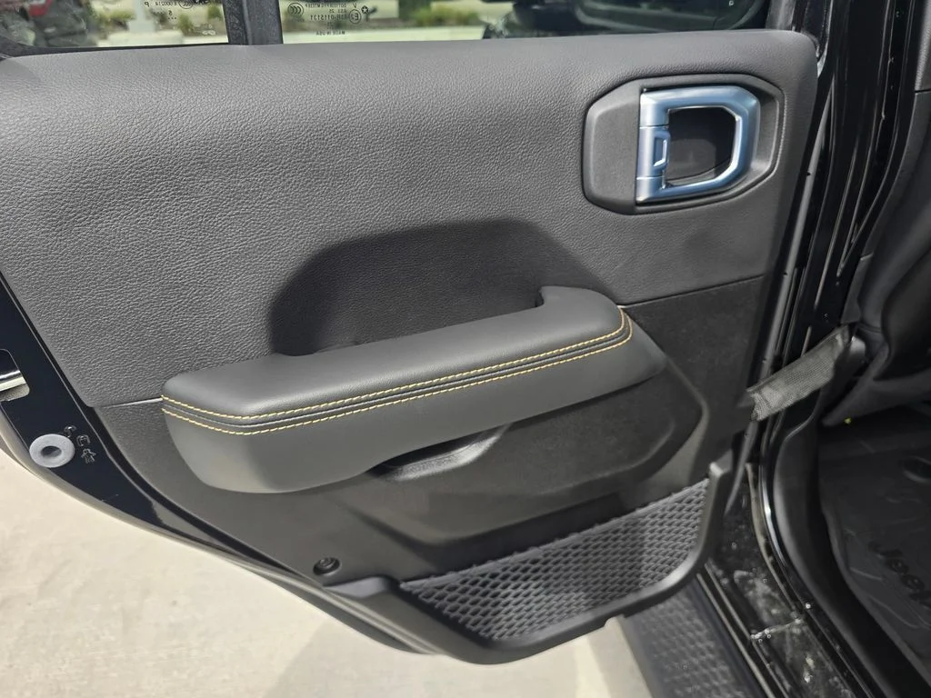 New 2026 Black Clear-Coat Exterior Paint Jeep Sahara image 9