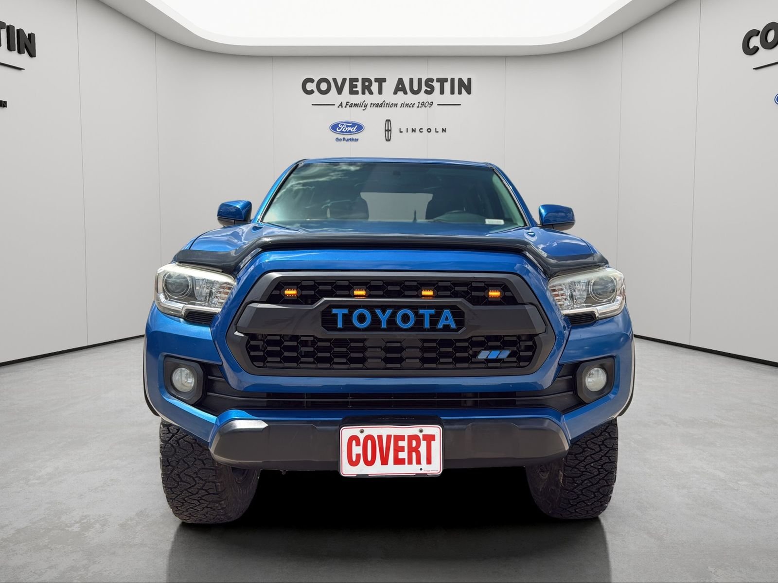 Used 2016 Blue Toyota SR5 image 8