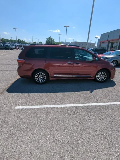 Used 2018 Red Toyota XLE image 12