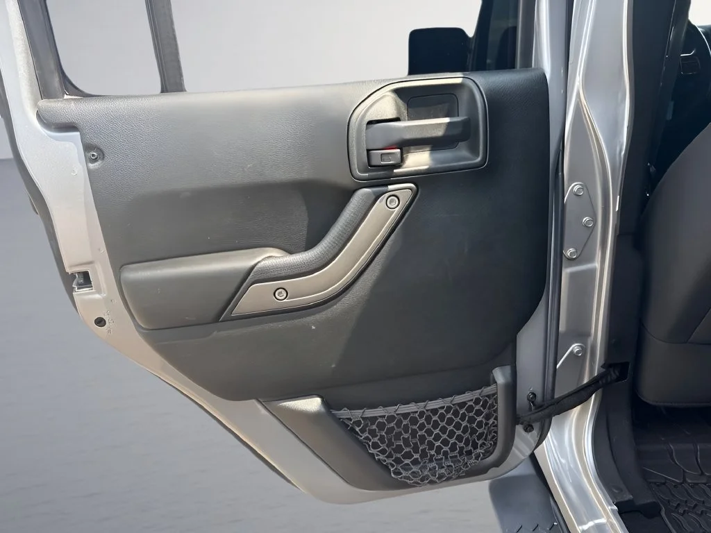 Used 2017  Jeep Sport image 23