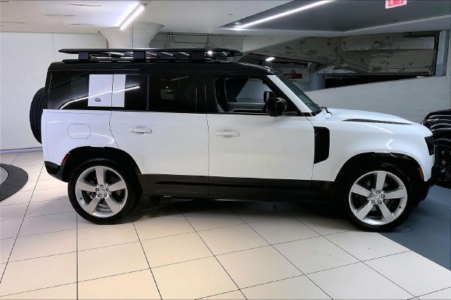 Used 2024 Fuji White Land Rover X-Dynamic SE image 9