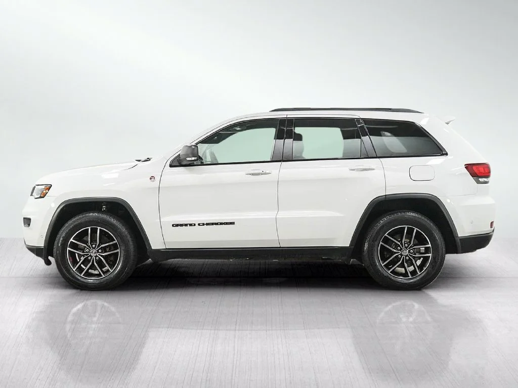Used 2018 Bright White Clearcoat Jeep Trailhawk image 2