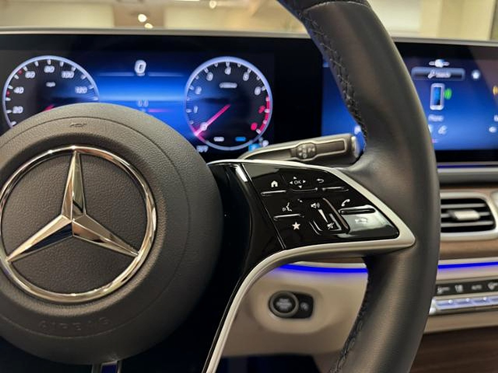 Certified Used 2025 Polar White Mercedes-Benz  image 19