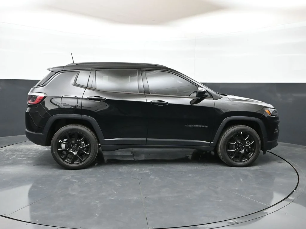 New 2026 Diamond Black Crystal Pearl-Coat Exterior Paint Jeep Latitude image 4