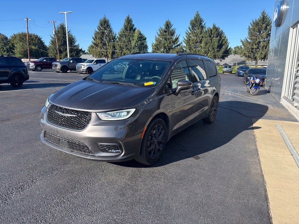 Used 2022 Granite Crystal Clearcoat Metallic Chrysler Touring L image 9