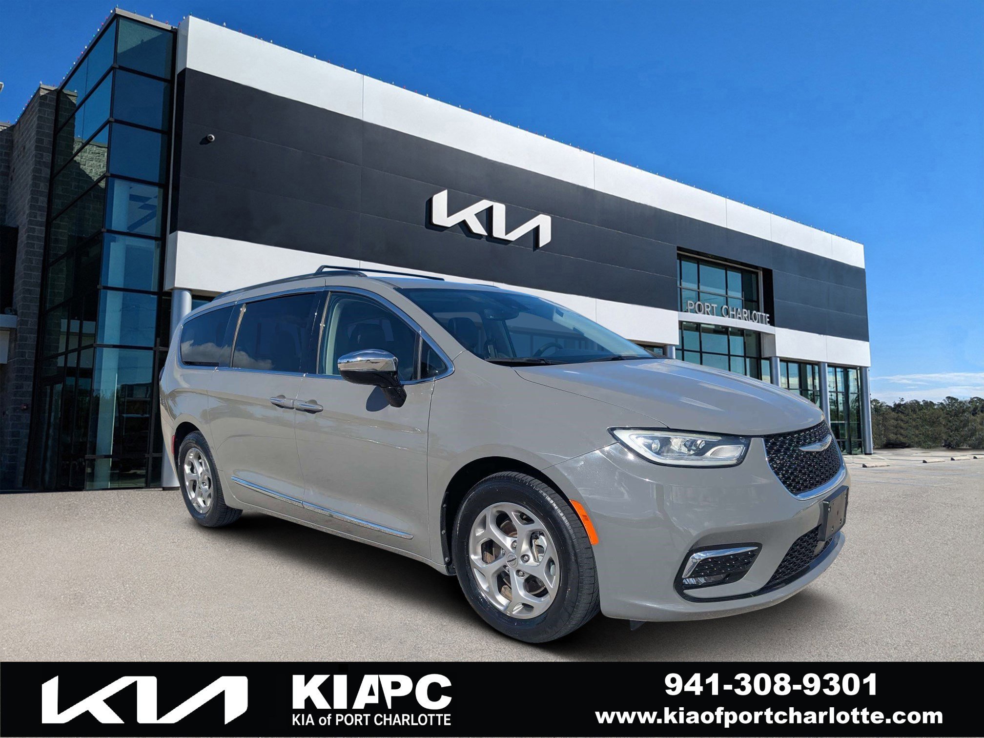 2023 Chrysler Pacifica Limited's photo