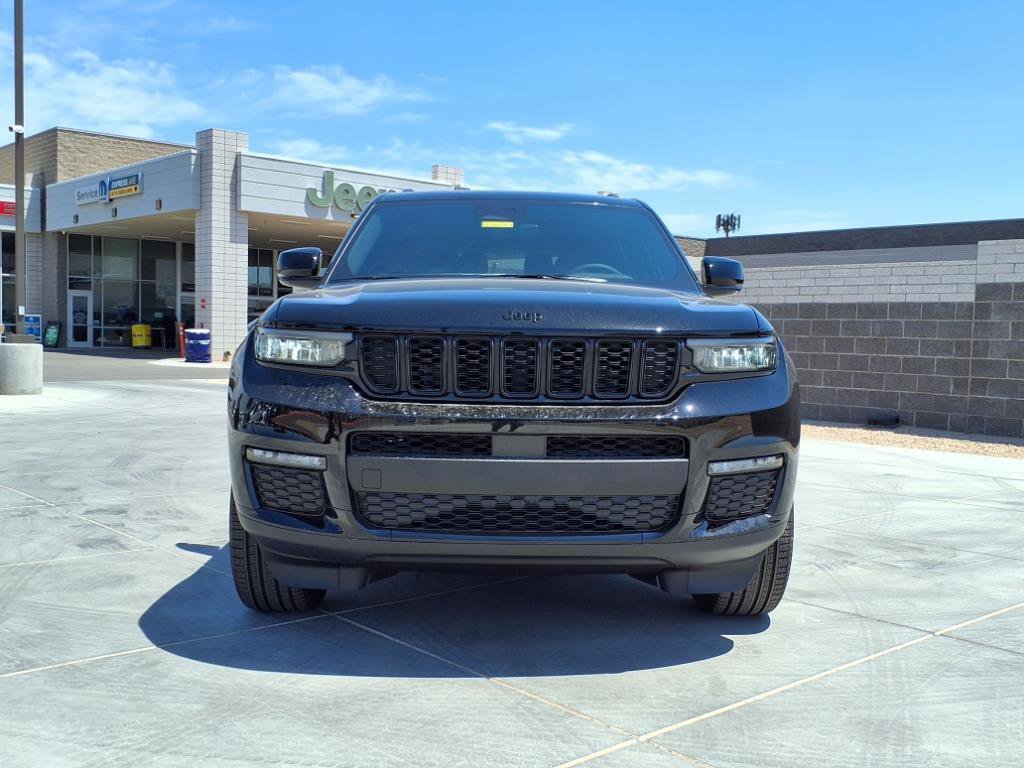 New 2025 Diamond Black Crystal Pearl-Coat Exterior Paint Jeep Limited image 2