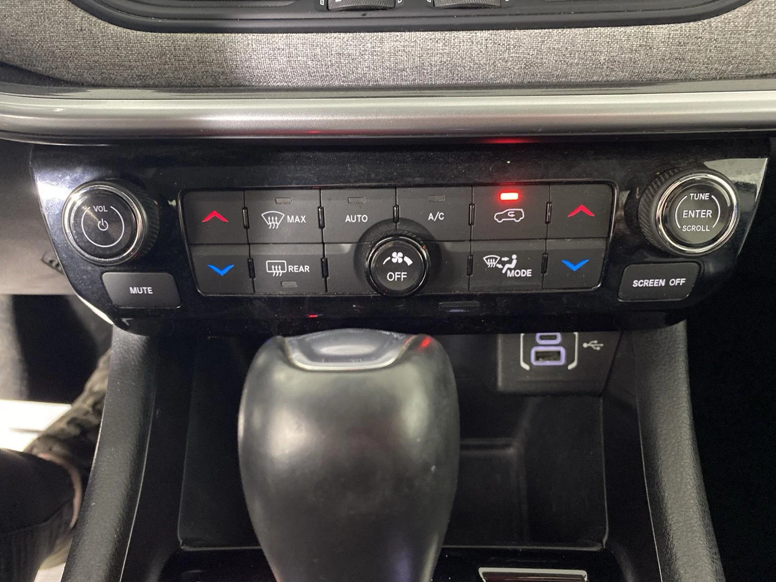 Used 2022 Diamond Black Crystal Pearlcoat Jeep Latitude image 27
