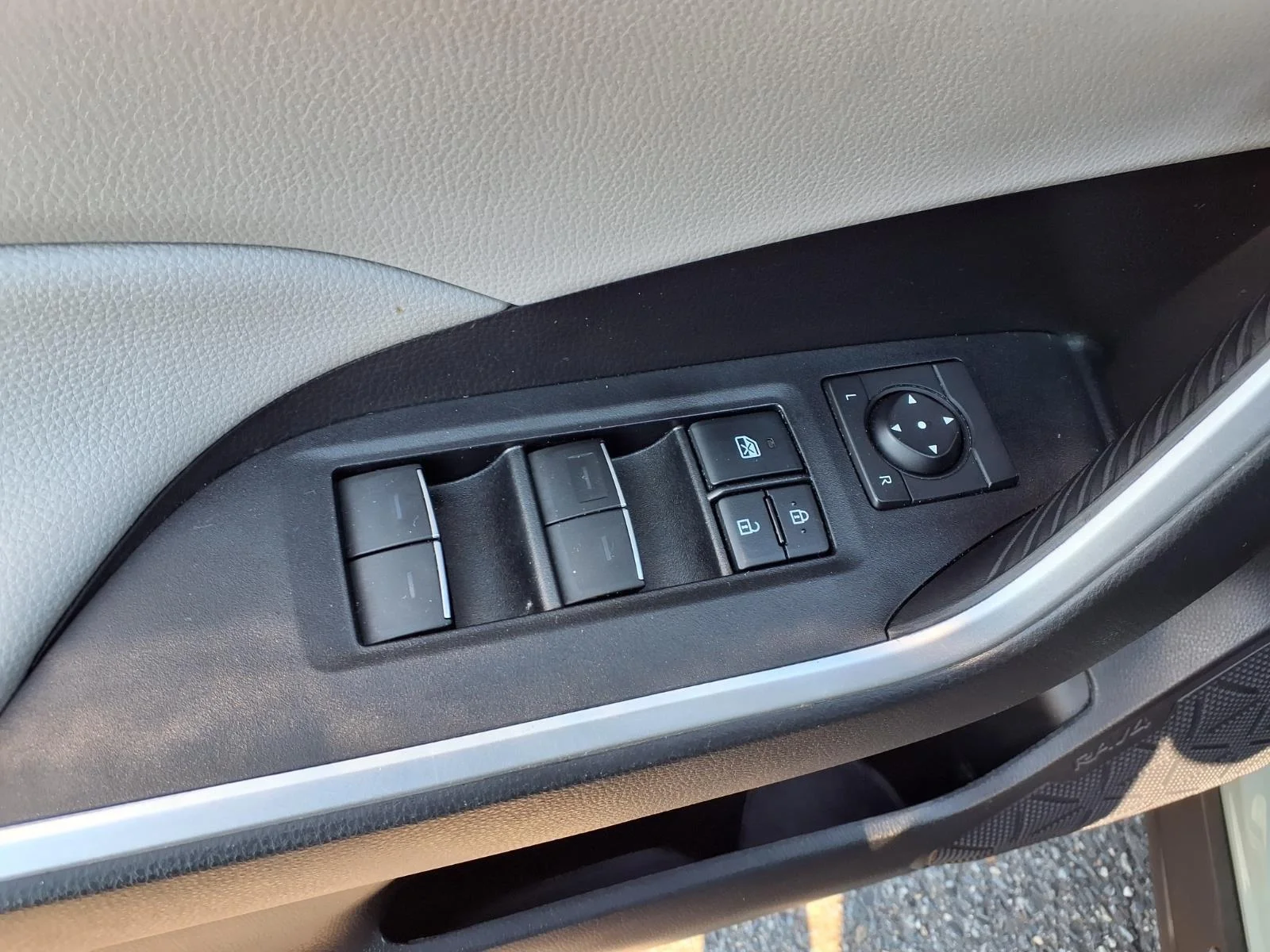 Used 2022 Lunar Rock Toyota XLE image 8
