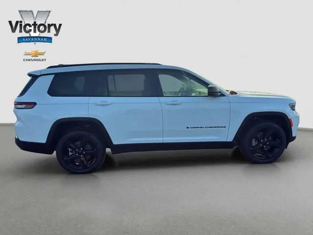 Used 2025 White Jeep Altitude X 4x4 image 8