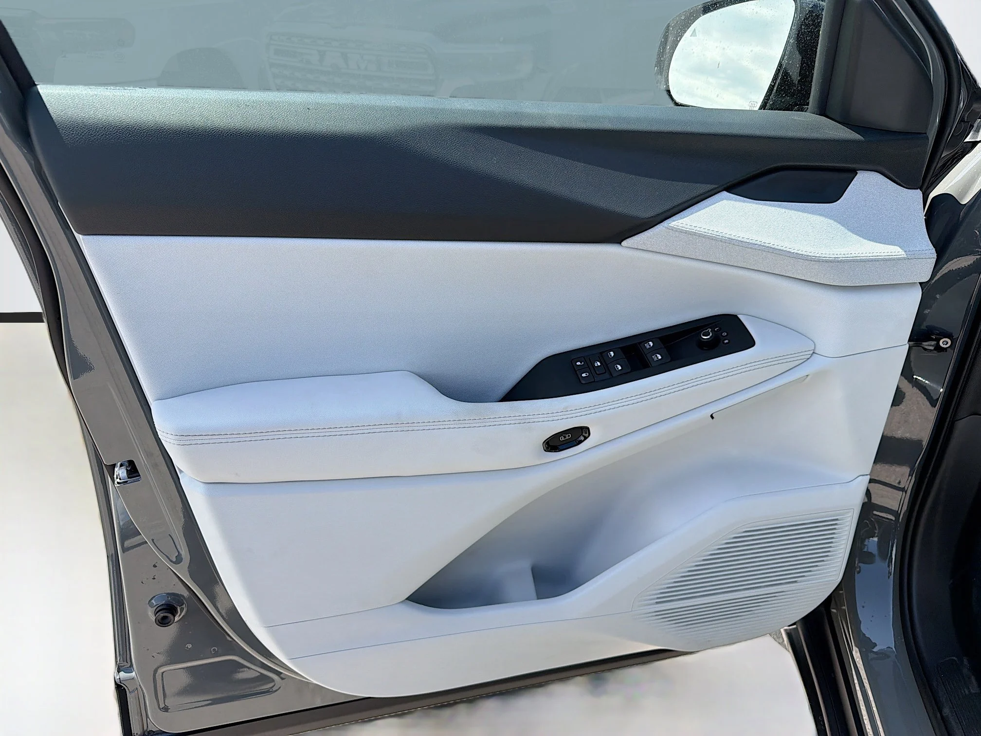 New 2026 Sting-Gray Clear-Coat Exterior Paint Jeep Laredo image 22