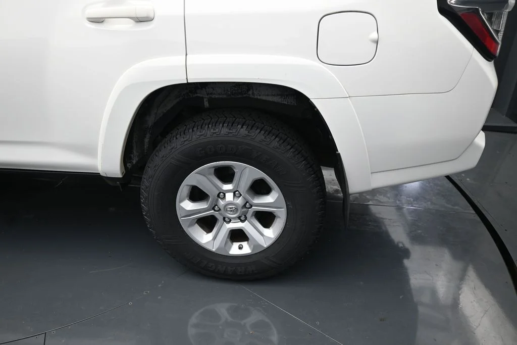 Used 2018 White Toyota SR5 image 15