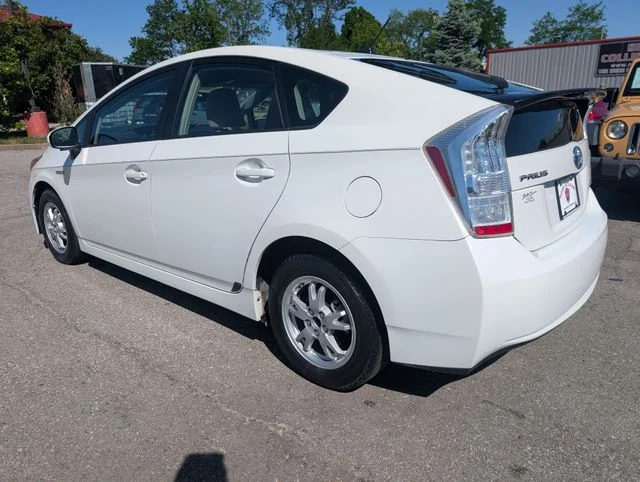 Used 2010 White Toyota  image 4