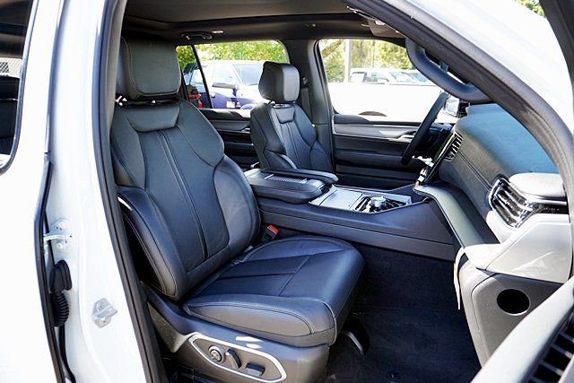 New 2026 Bright White Clear-Coat Exterior Paint Jeep Limited Altitude image 15