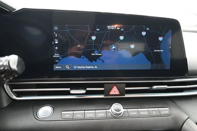 Used 2025 White Hyundai SEL Convenience image 31