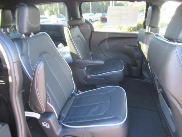 New 2026 Diamond Black Crystal Pearl-Coat Exterior Paint Chrysler Limited image 29