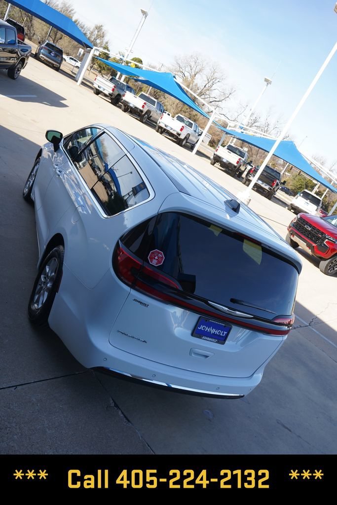 2025 Chrysler Pacifica Select - Photo 11