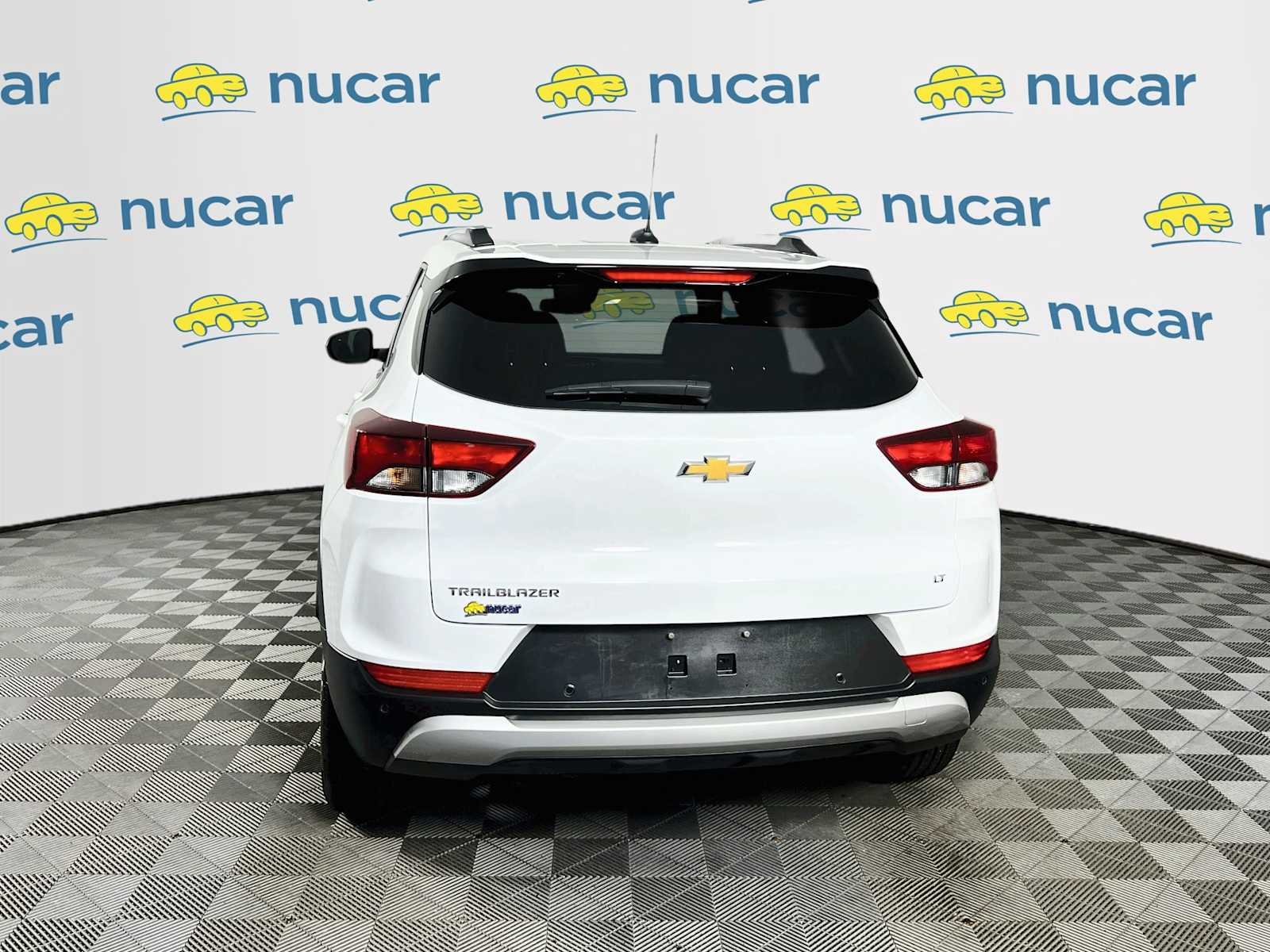 Used 2025 Summit White Chevrolet LT image 6