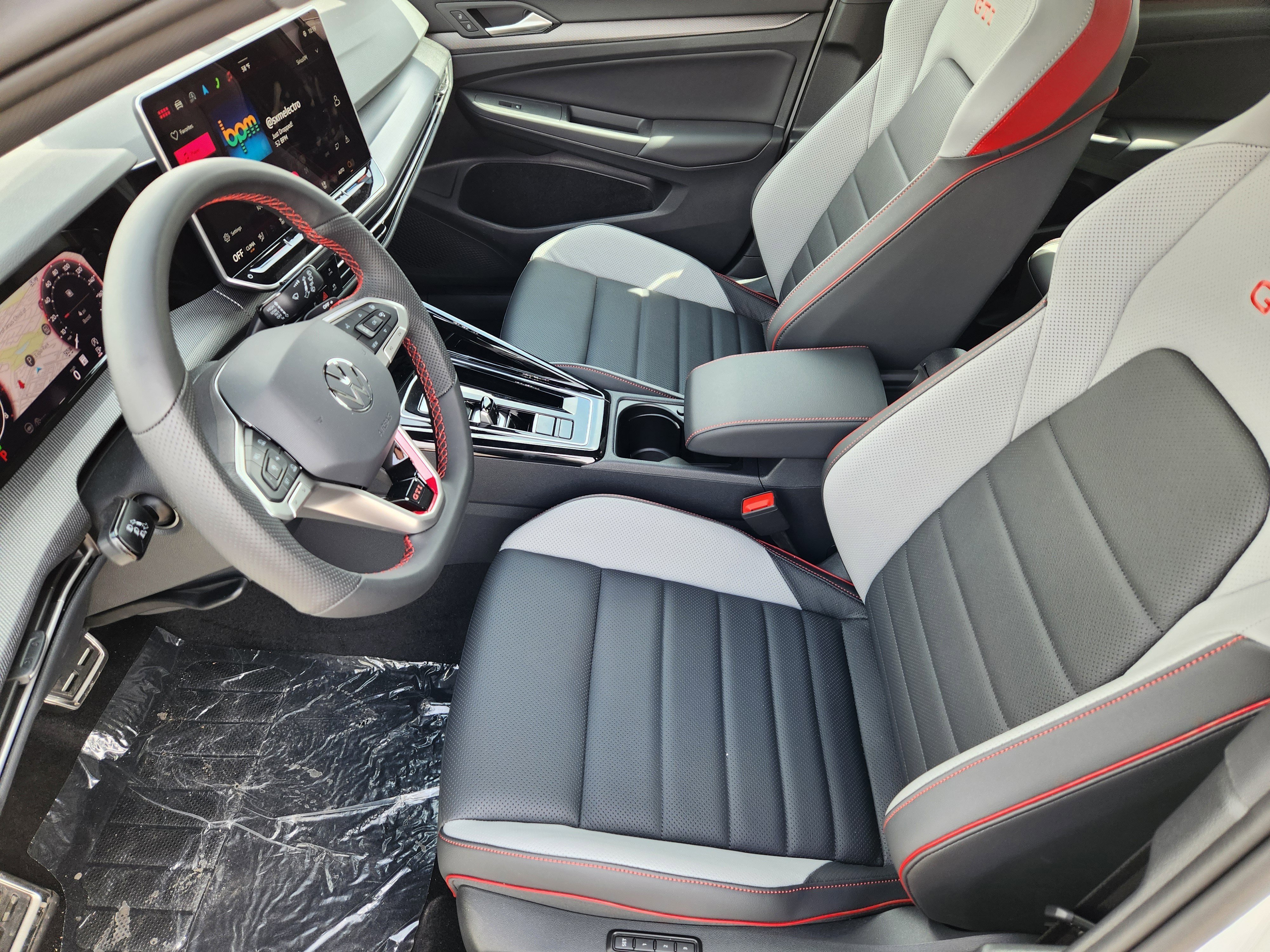 2025 Volkswagen Golf GTI SE - Photo 10