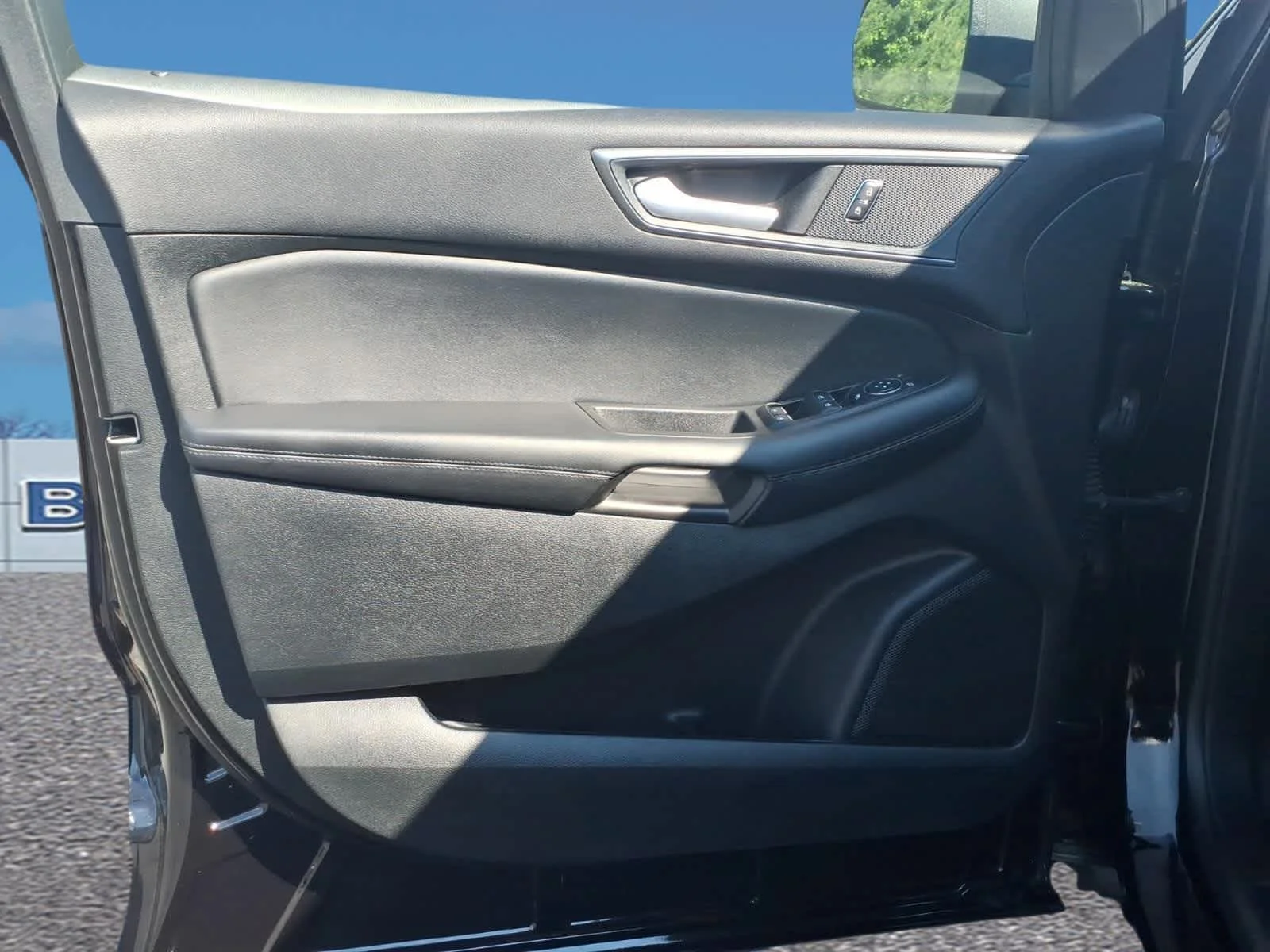 Used 2024 Agate Black Metallic Ford SE image 11