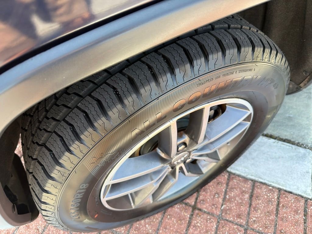 Used 2018 Blue Jeep Limited image 11