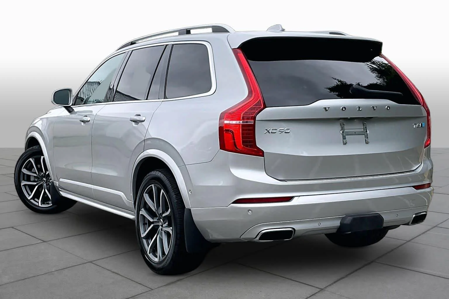 Used 2019 Bright Silver Metallic Volvo Momentum image 11