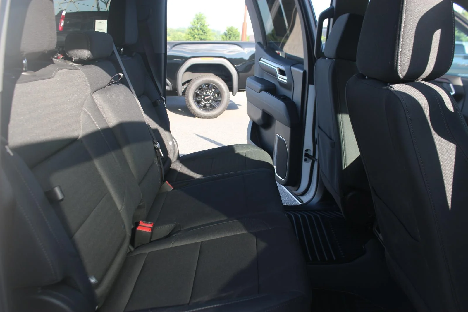 Used 2024 Summit White GMC Elevation image 35