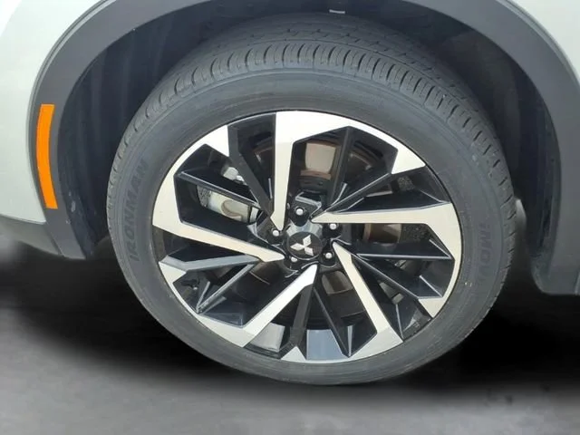 Used 2024  Mitsubishi SE image 17