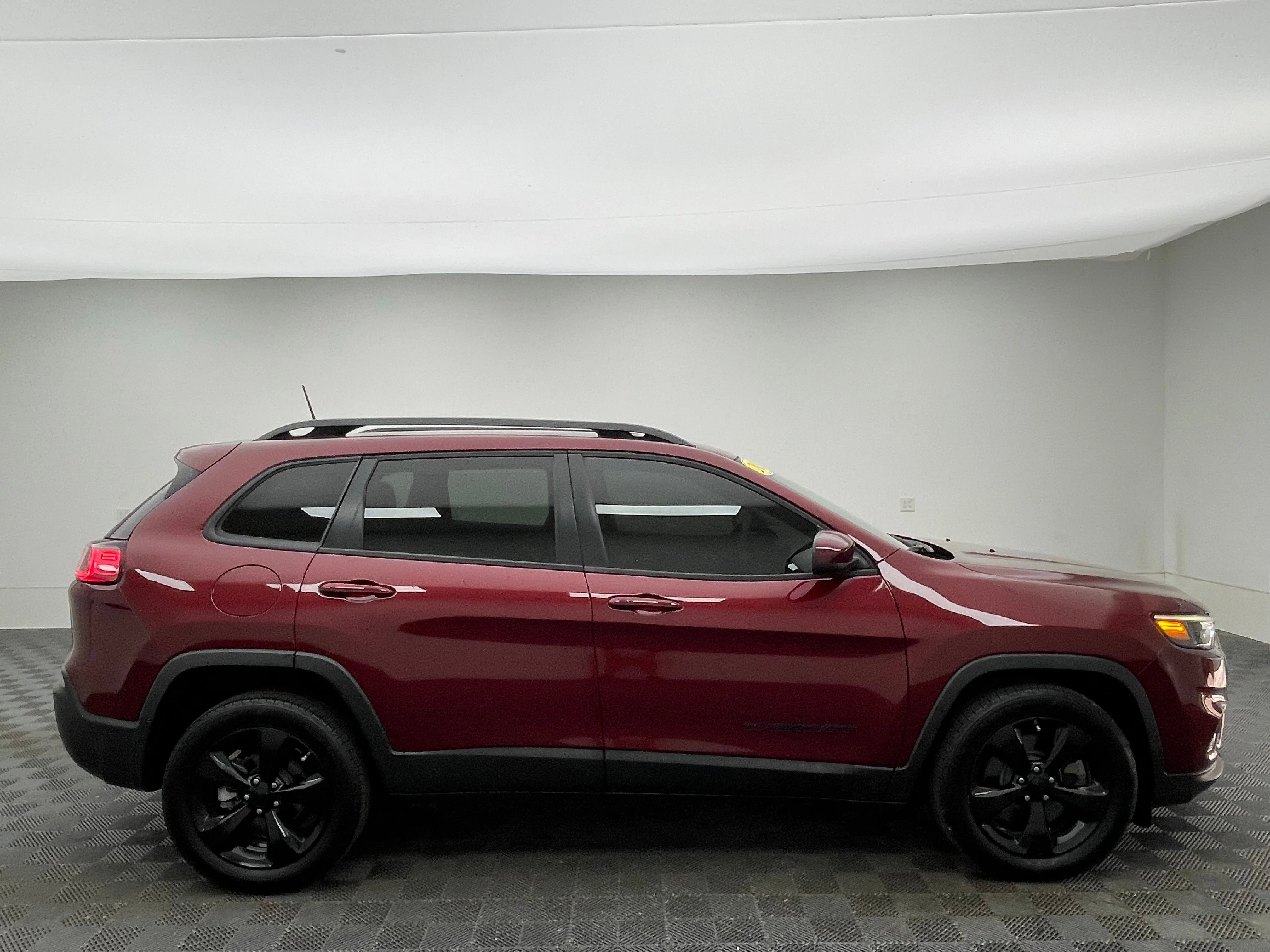 Used 2021 Velvet Red Pearlcoat Jeep Latitude Plus image 6