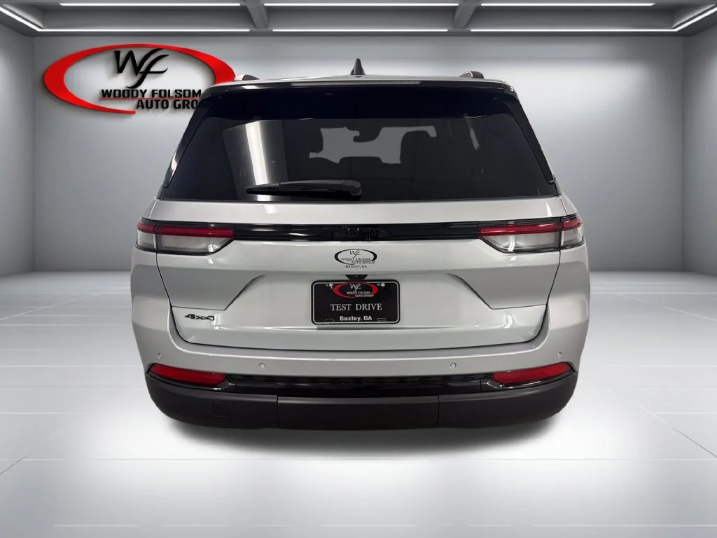 Used 2025 Silver Jeep Altitude image 7