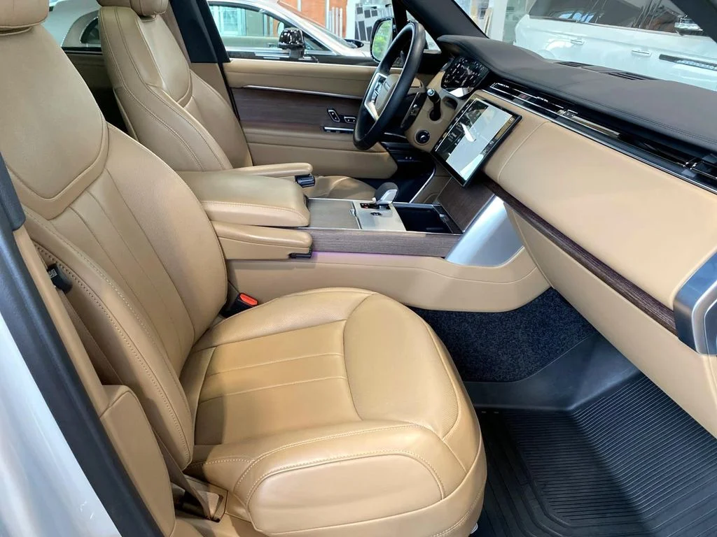 Used 2025  Land Rover SE image 25
