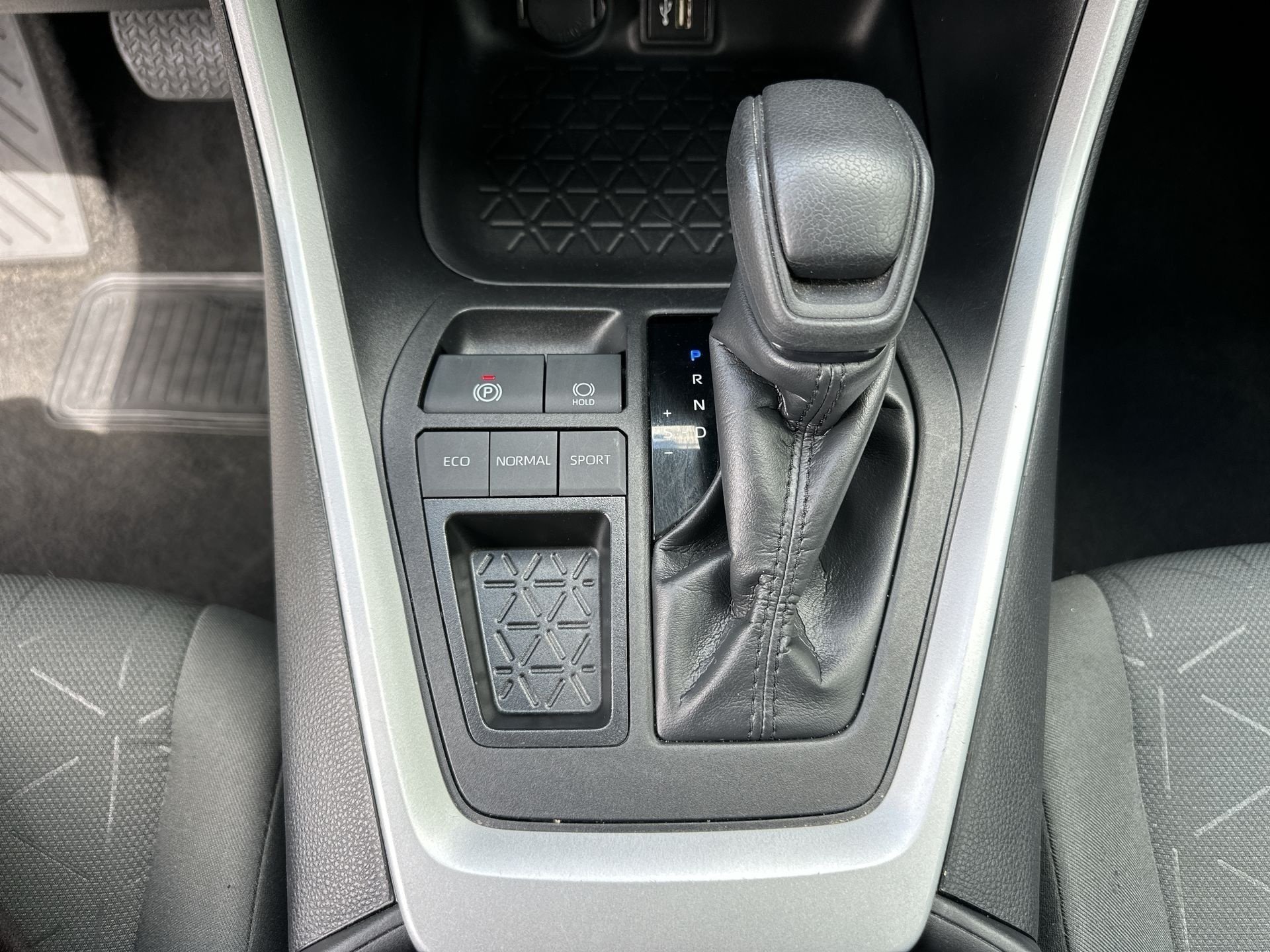 2024 Toyota RAV4 XLE - Photo 16