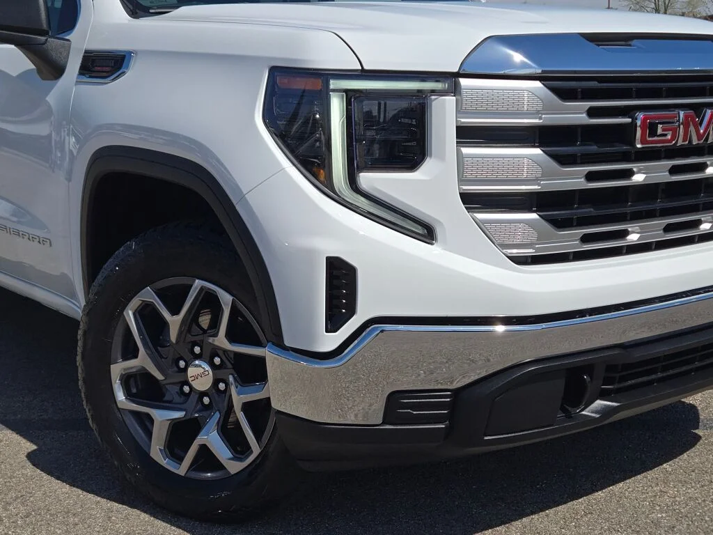 Used 2023 White GMC SLE image 4