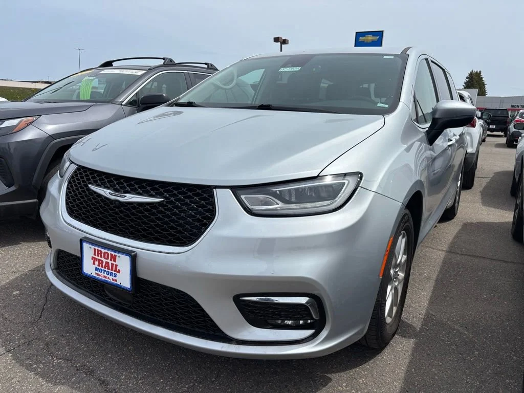 2023 Chrysler Pacifica Touring L's photo