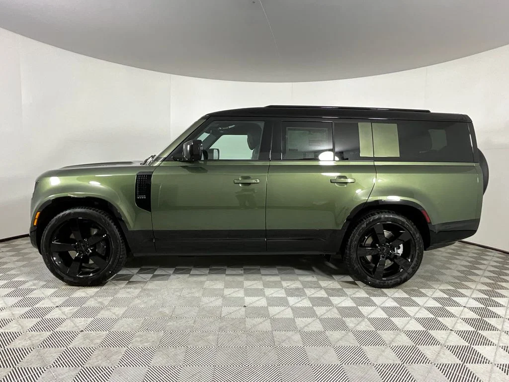New 2026 Woolstone Green Land Rover X-Dynamic SE image 6