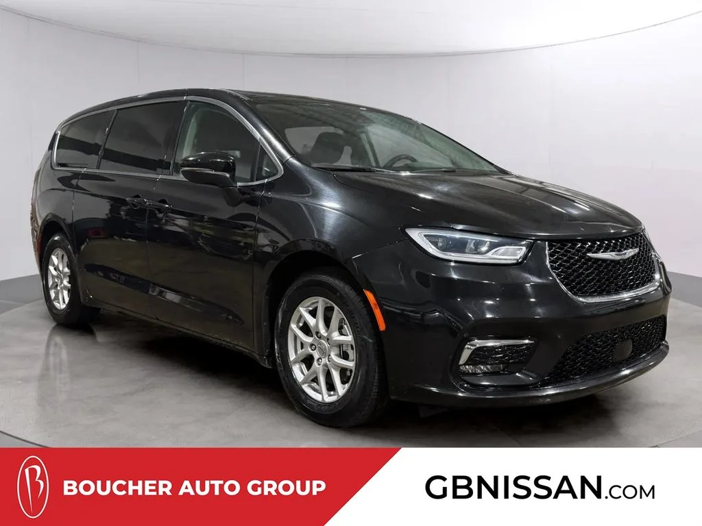 2023 Chrysler Pacifica Touring L's photo