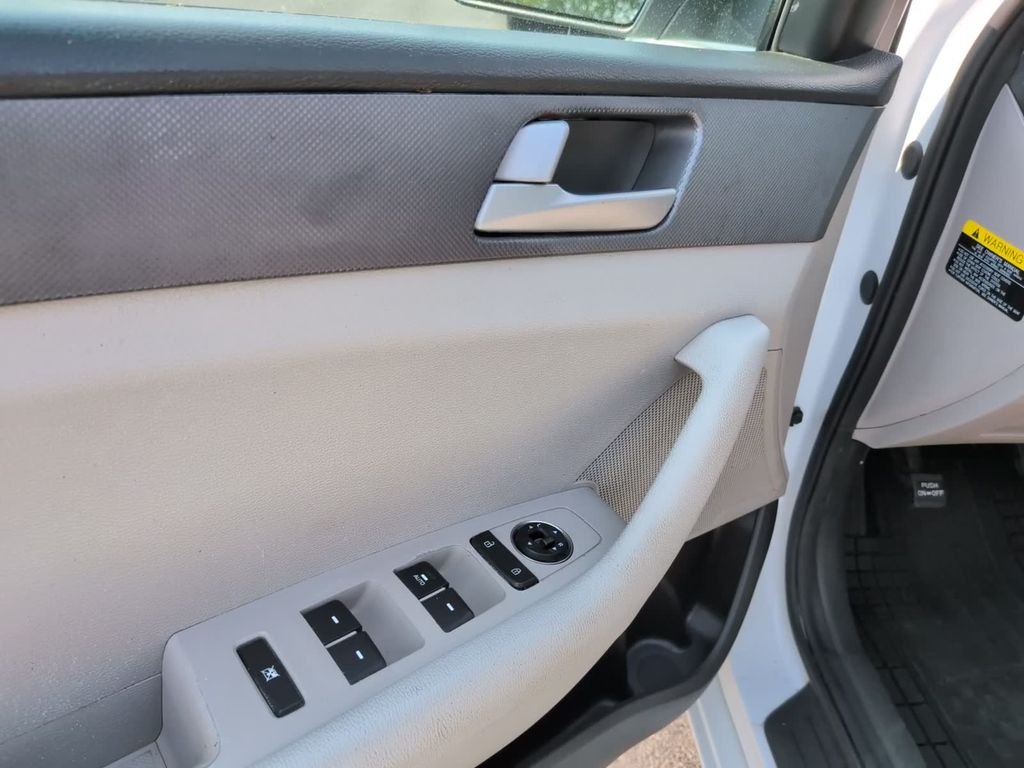 Used 2017 White Hyundai Base image 16