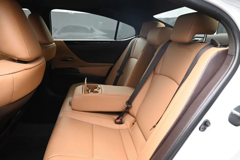 Used 2021 White Lexus 350 image 19