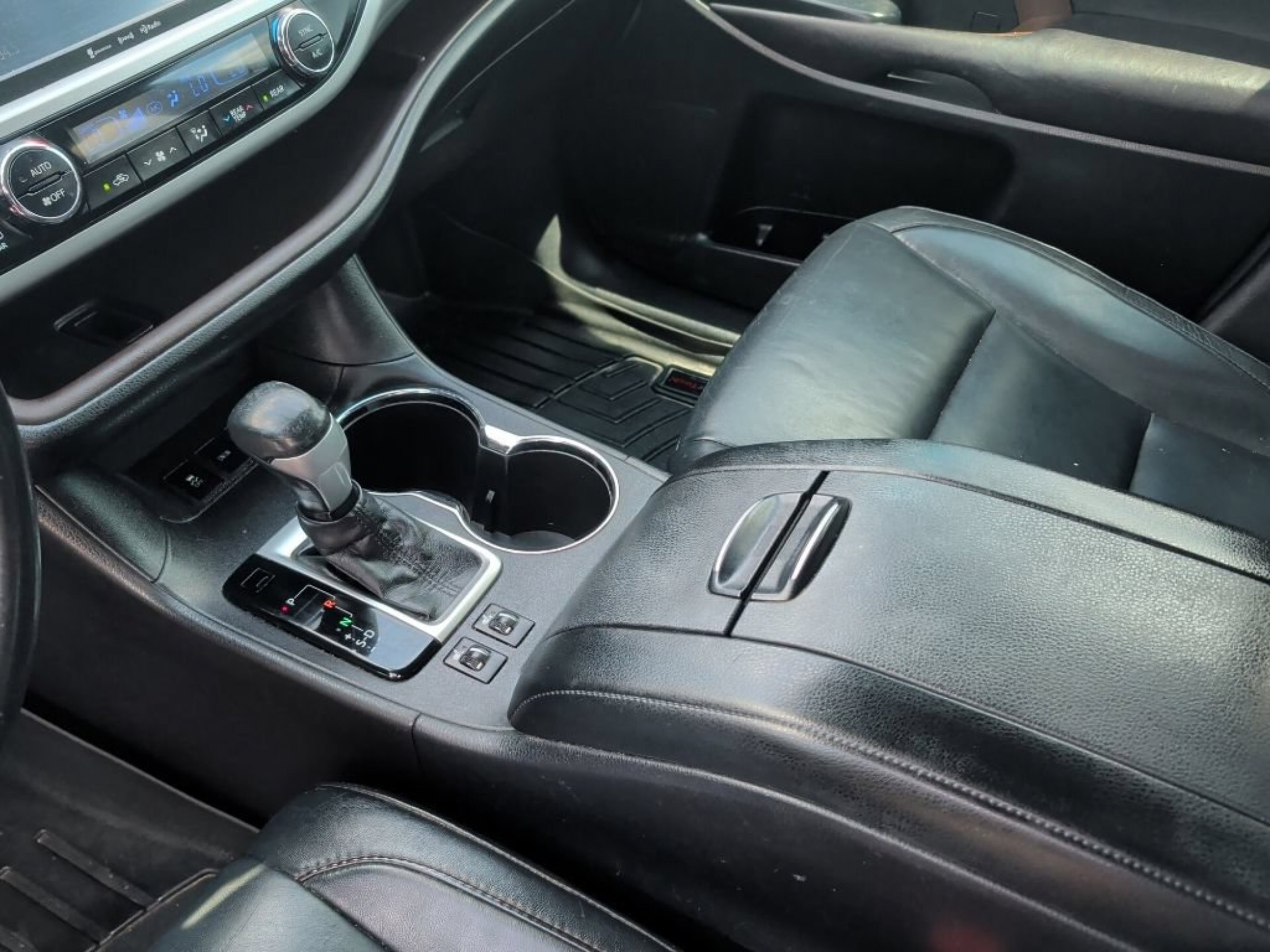 Used 2016 Predawn Gray Mica Toyota XLE image 28