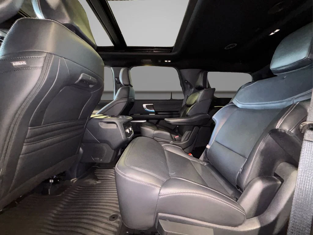 Used 2025 White Metallic Ford Platinum image 11